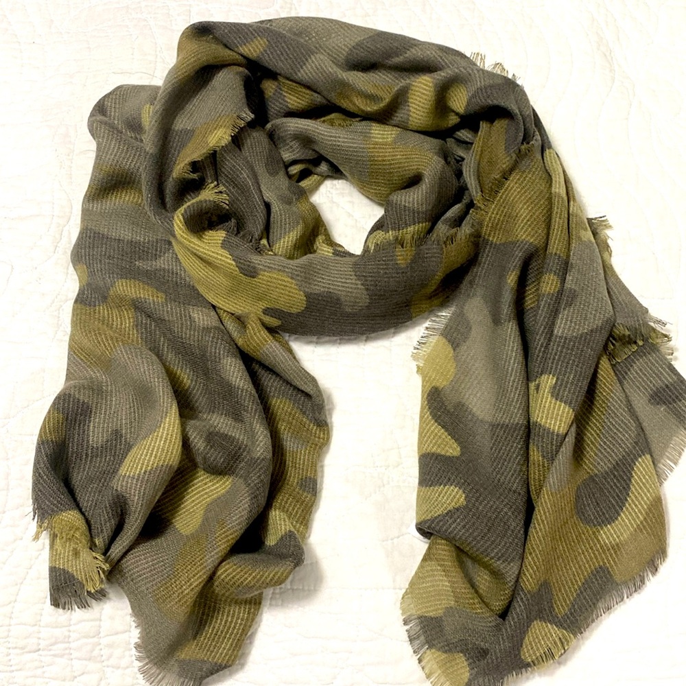 Stella & Dot Camo Scarf 💚💚